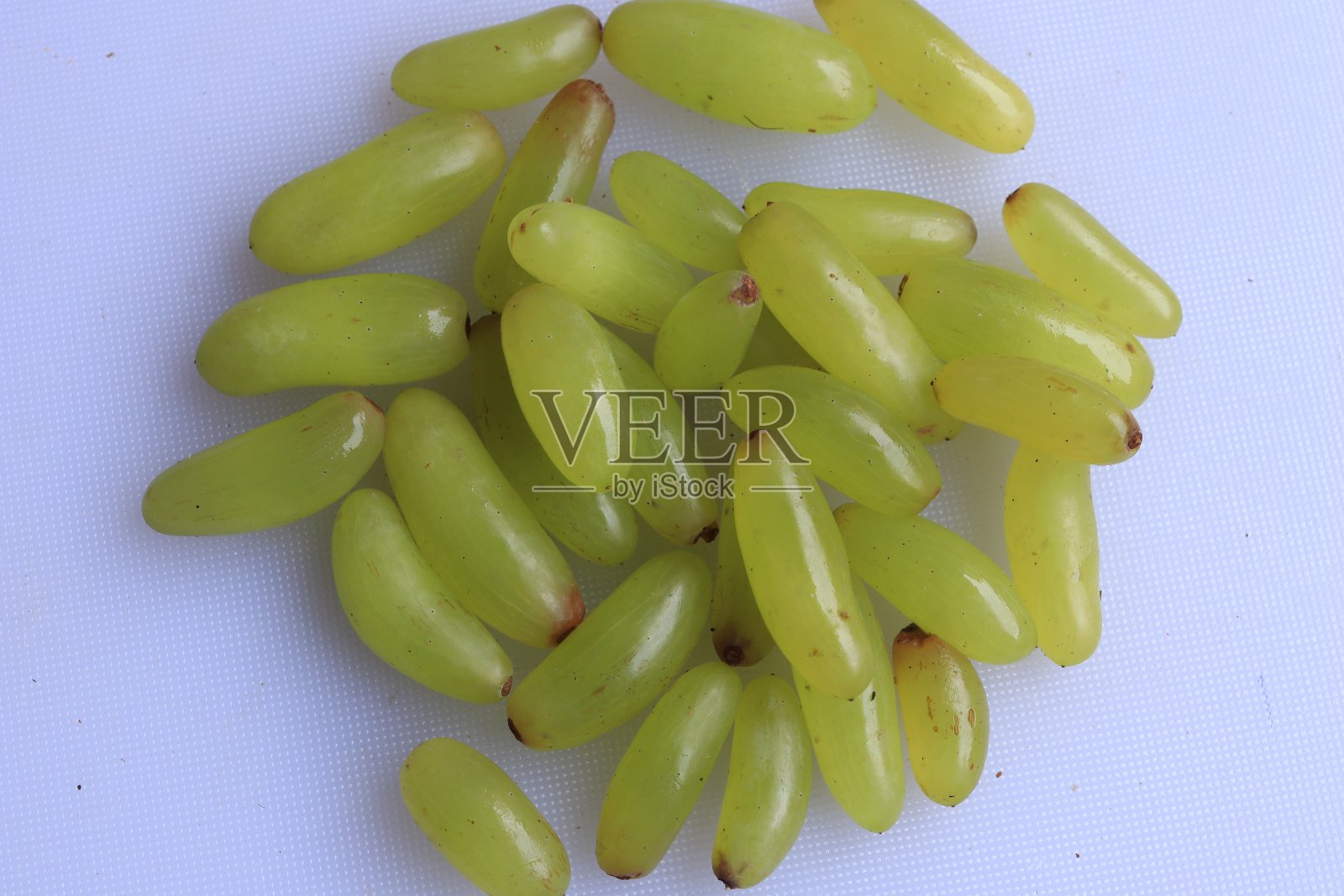 新鲜成熟的绿色葡萄孤立在白色的背景照片摄影图片