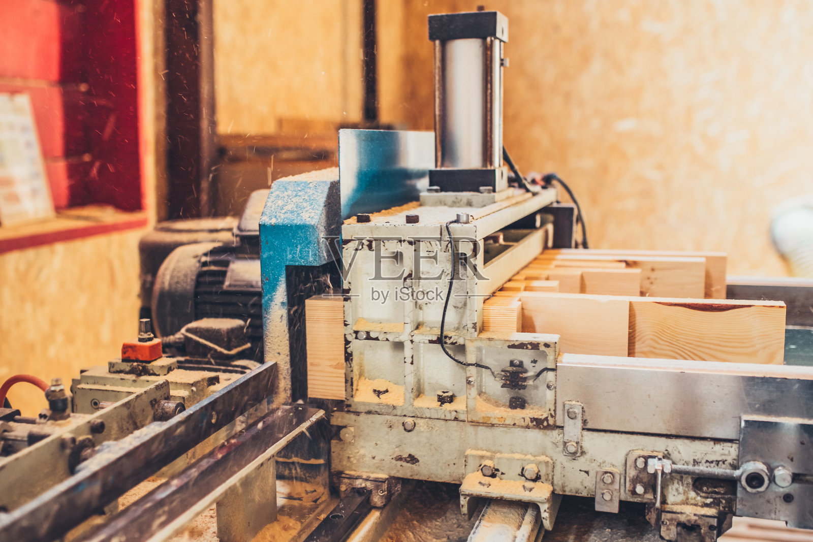 在把木条粘合成木材之前，用来修剪和切割木条上的尖钉的机器照片摄影图片