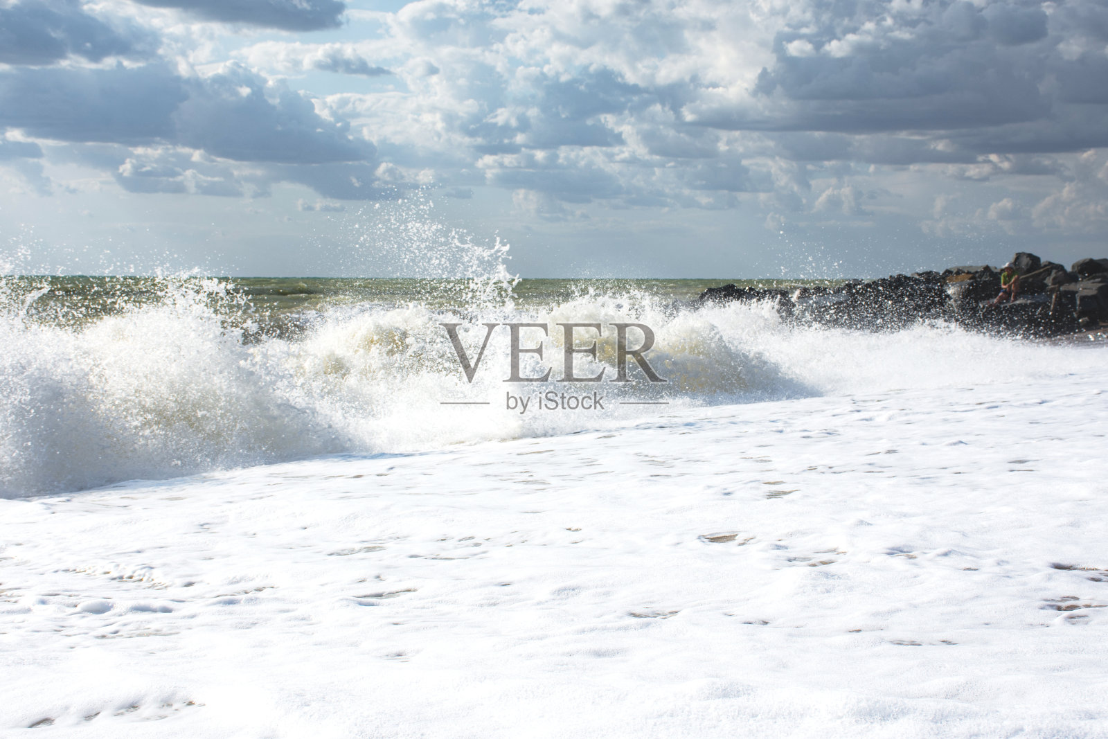 大浪在海滩上翻滚照片摄影图片