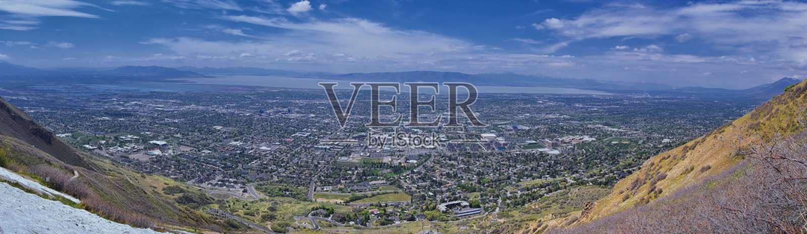 普罗沃景观和犹他州湖的景色从博纳威利海岸线步道(BST)和Y步道，它沿着古老的博纳威利湖的东部海岸线，现在是大盐湖，沿着瓦萨奇前落基山脉。美国照片摄影图片