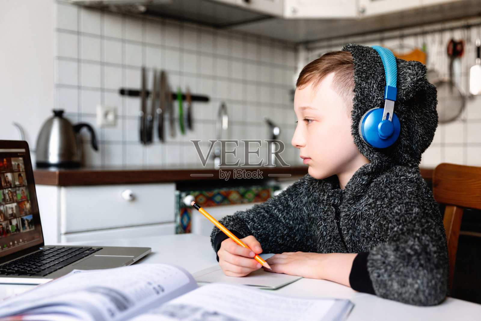 冠状病毒隔离期间的远程在线教育照片摄影图片