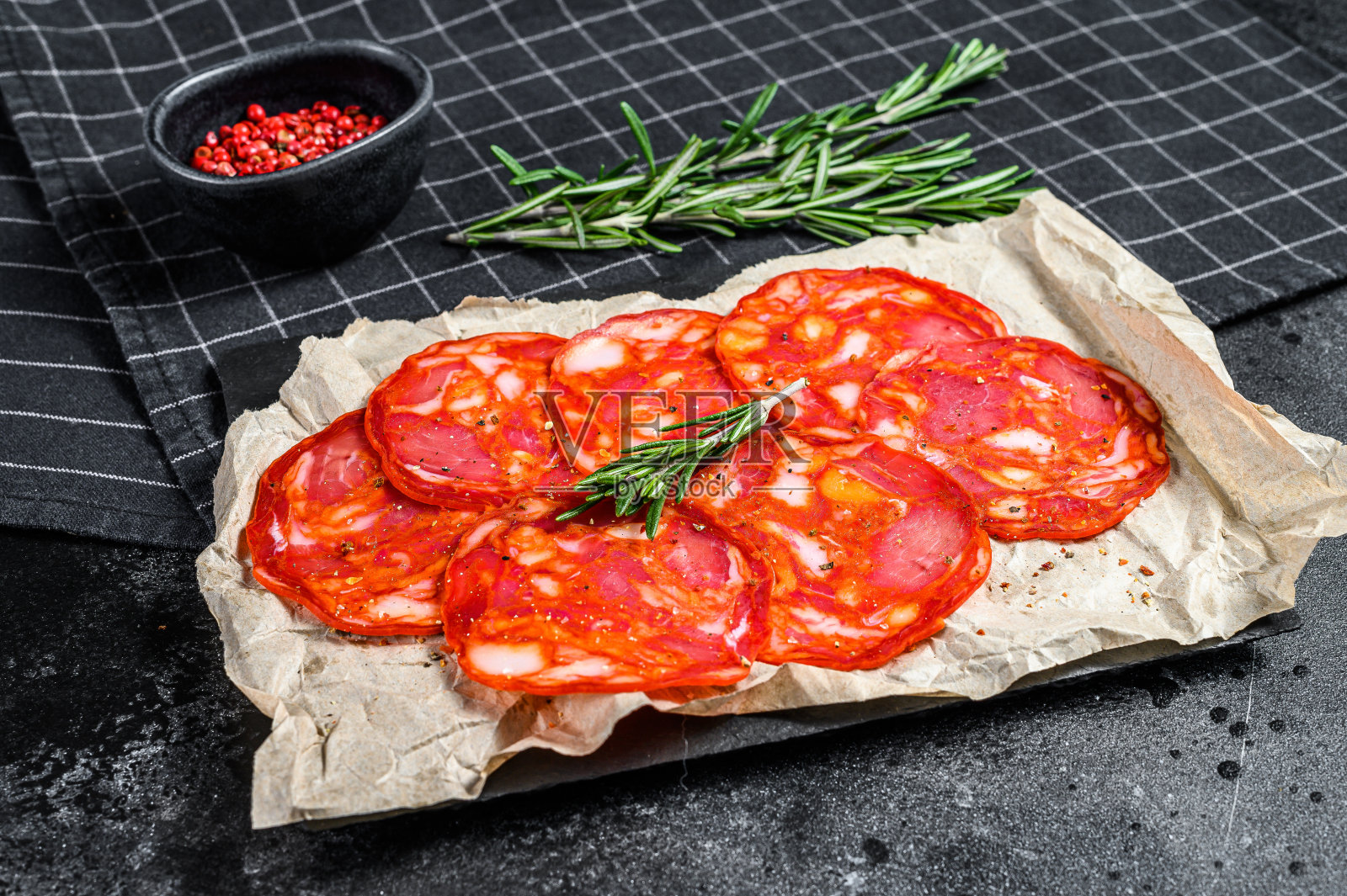 传统的意大利腊肠。黑色背景。俯视图照片摄影图片