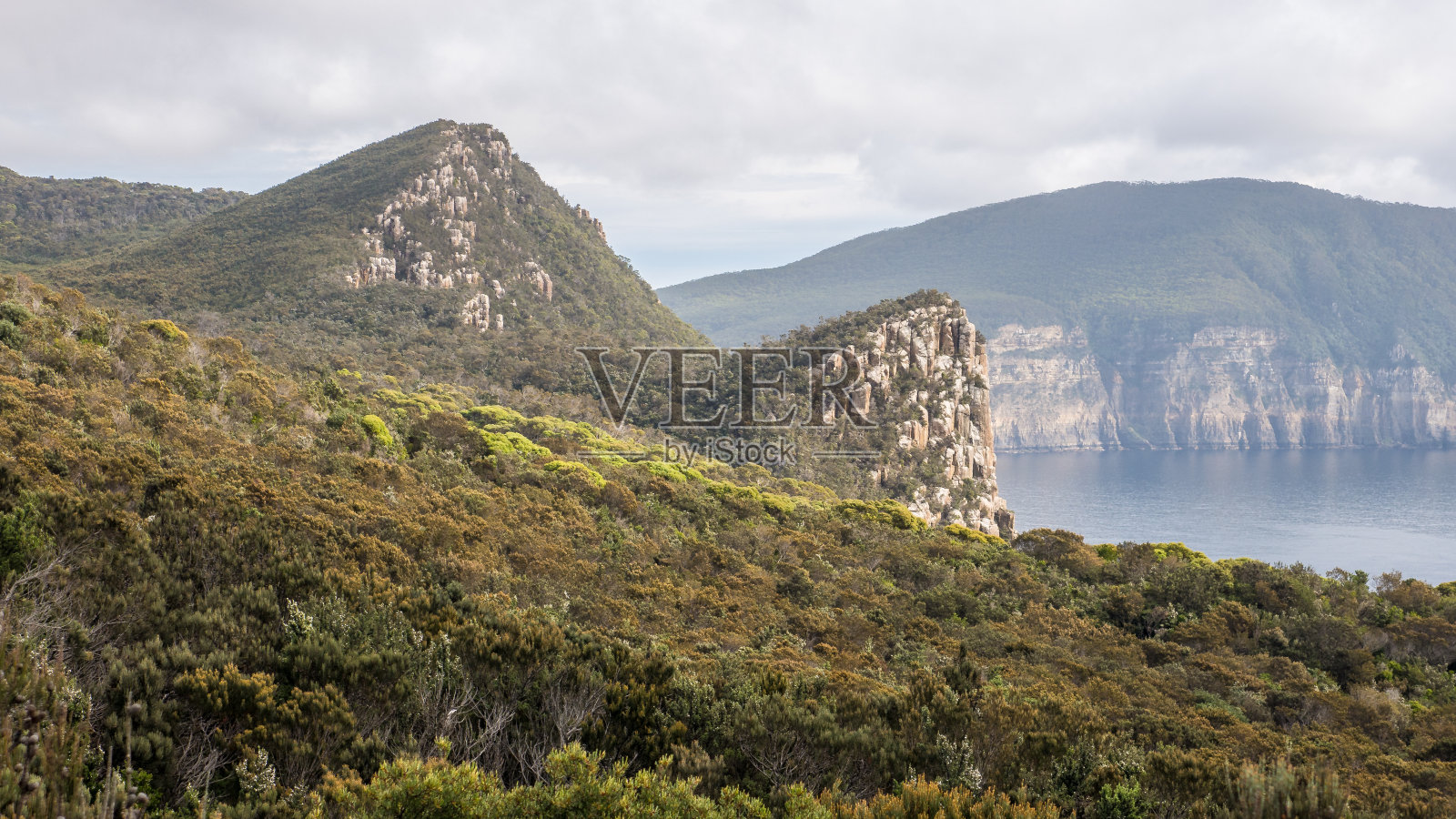 塔斯马尼亚东南部的三角轨道柱角上的岩石景观照片摄影图片