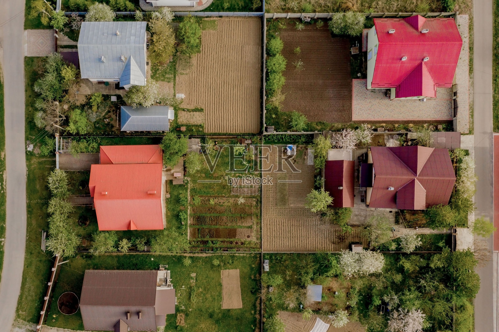 鸟瞰图与铺有绿草草坪的院子和混凝土地基地板的房子照片摄影图片