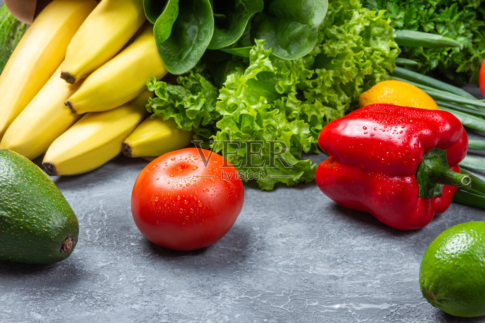 健康食品。蔬菜和水果。在黑色的木制背景上。照片摄影图片