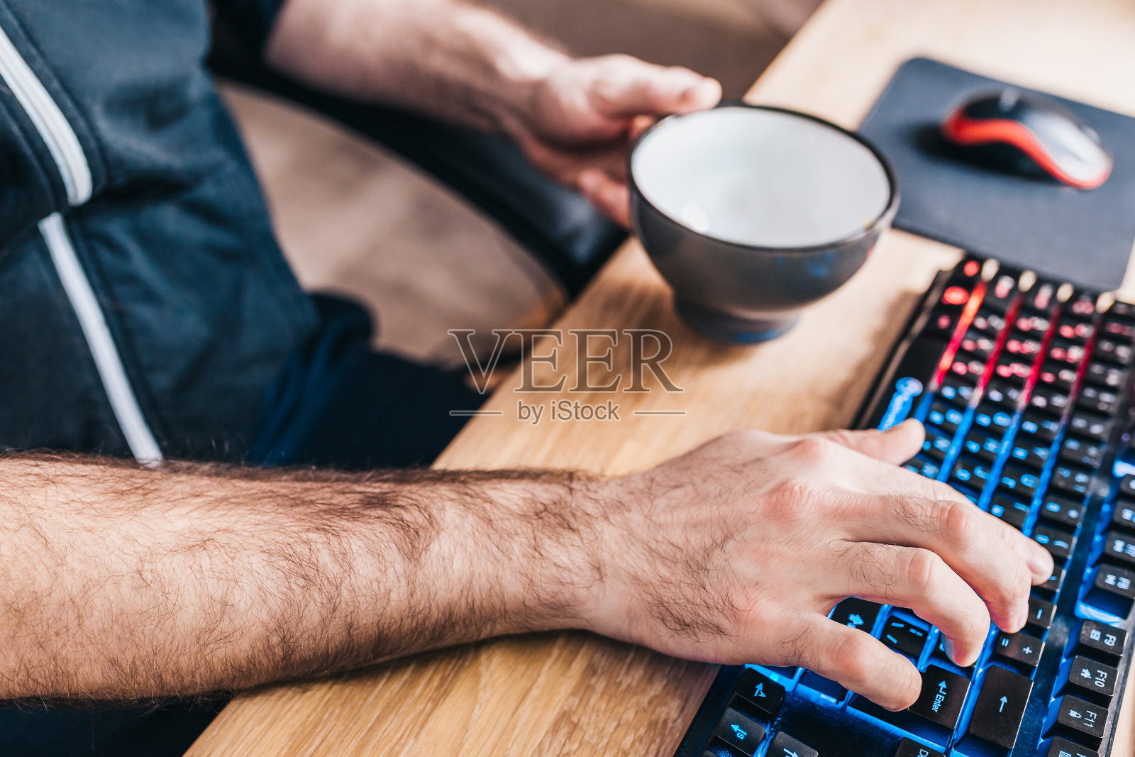 远程工作的程序员——在电脑前喝杯茶照片摄影图片