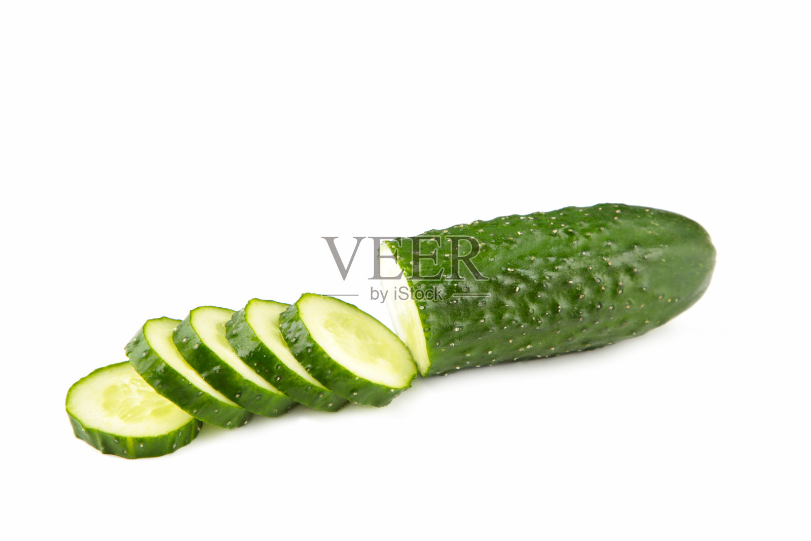 新鲜黄瓜和切片孤立在白色背景。照片摄影图片
