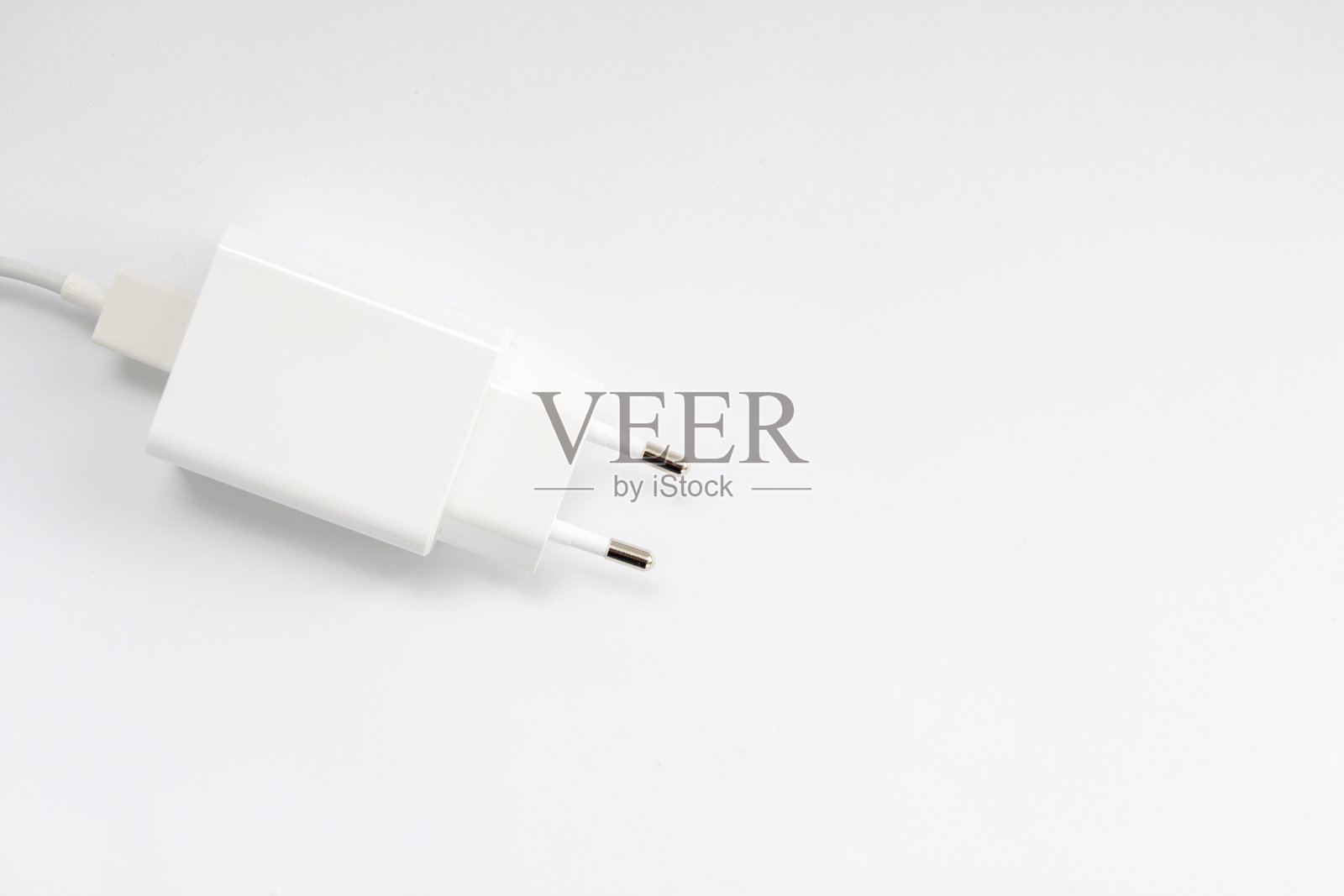 白色背景上的白色手机充电器照片摄影图片