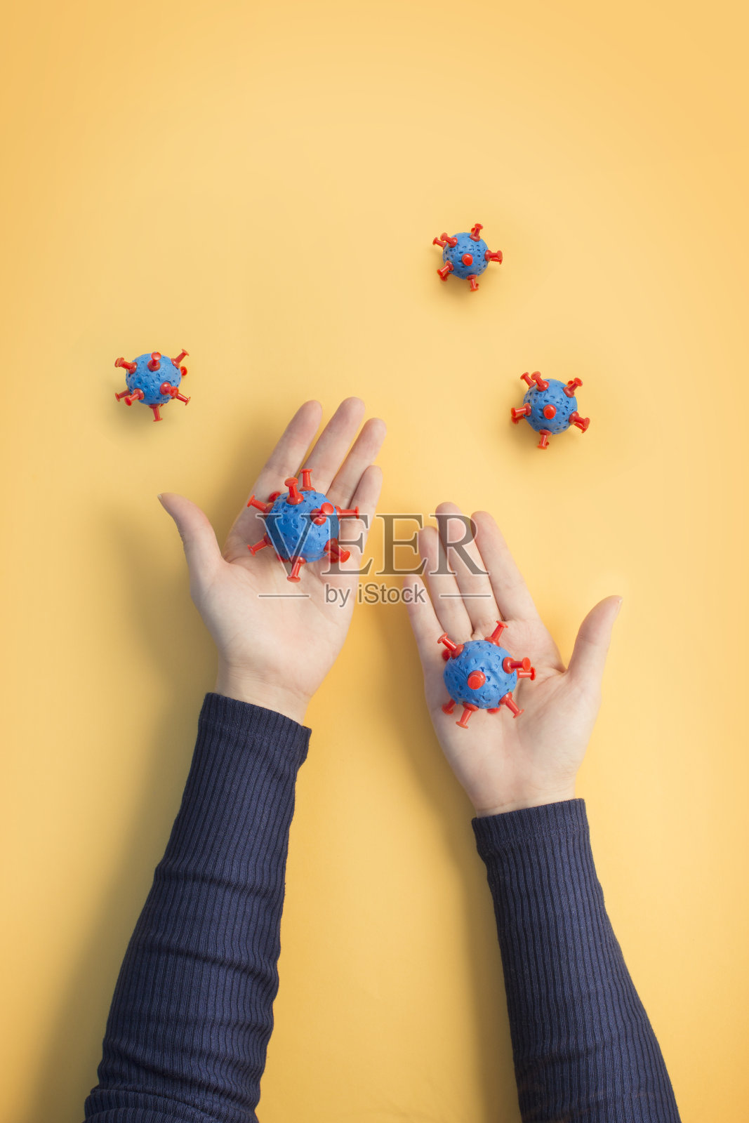 妇女手接触covid-19病毒照片摄影图片