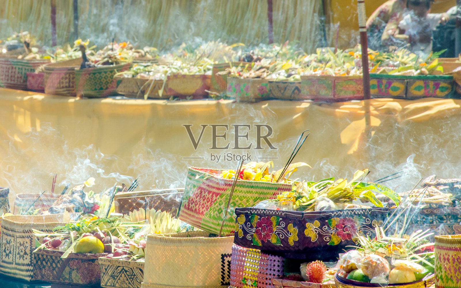 巴厘岛的寺庙仪式-食物与香和烟照片摄影图片