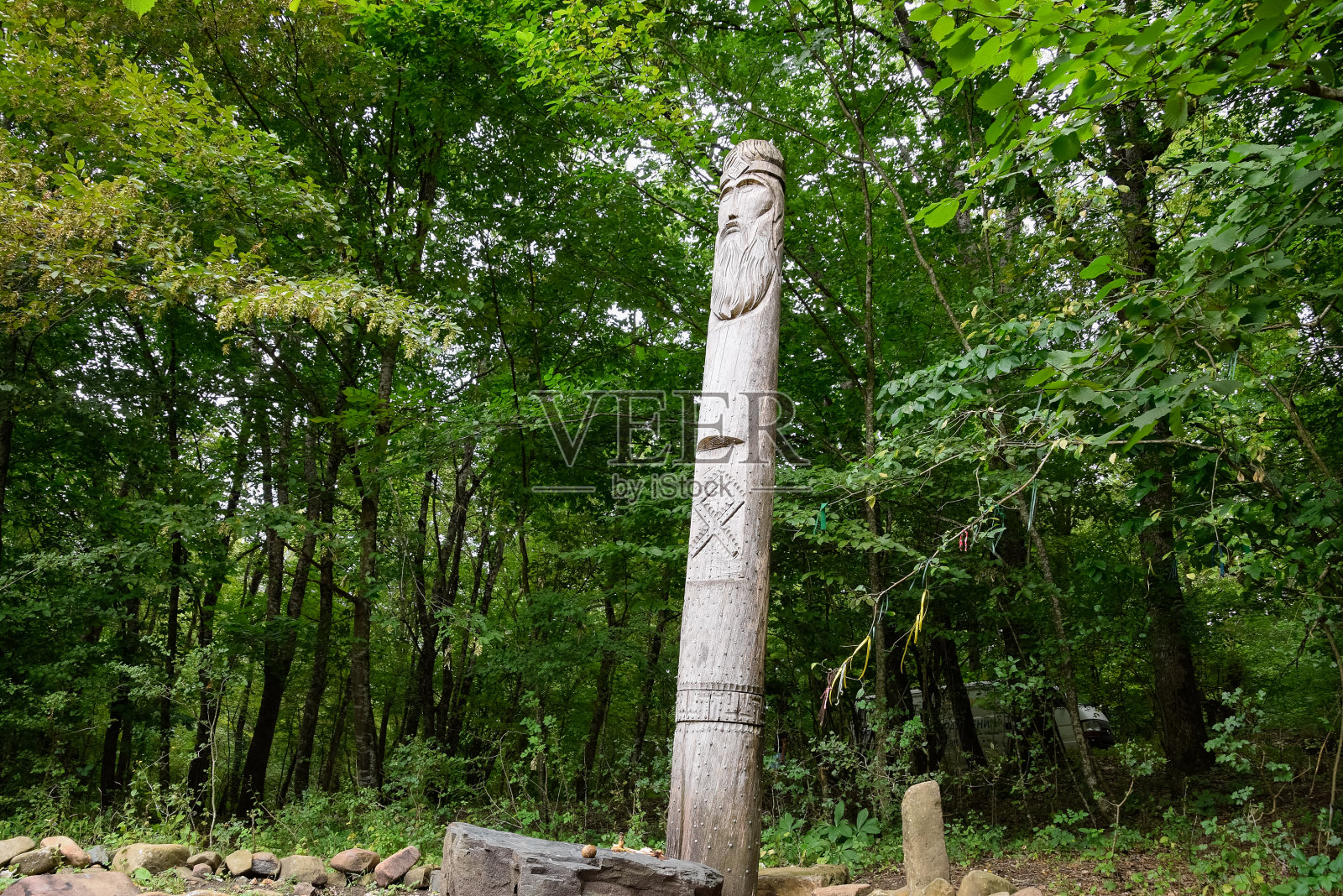 达博格神庙，沙普苏吉山林中的异教偶像。Dazbog照片摄影图片