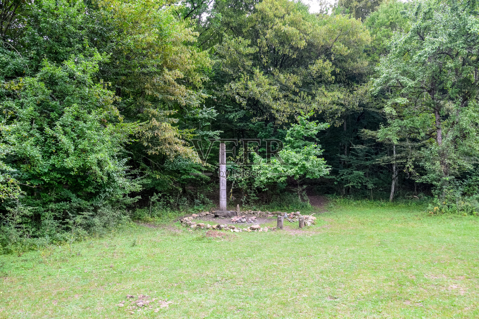 达博格神庙，沙普苏吉山林中的异教偶像。Dazbog照片摄影图片