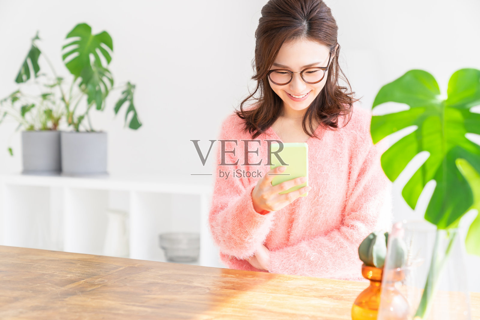 亚洲女性看到智能手机照片摄影图片