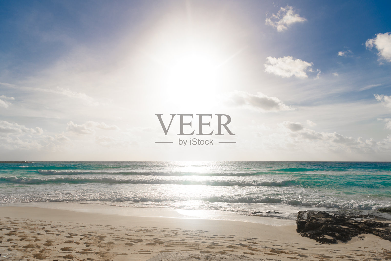 加勒比海的海岸线有白色的沙子和岩石照片摄影图片