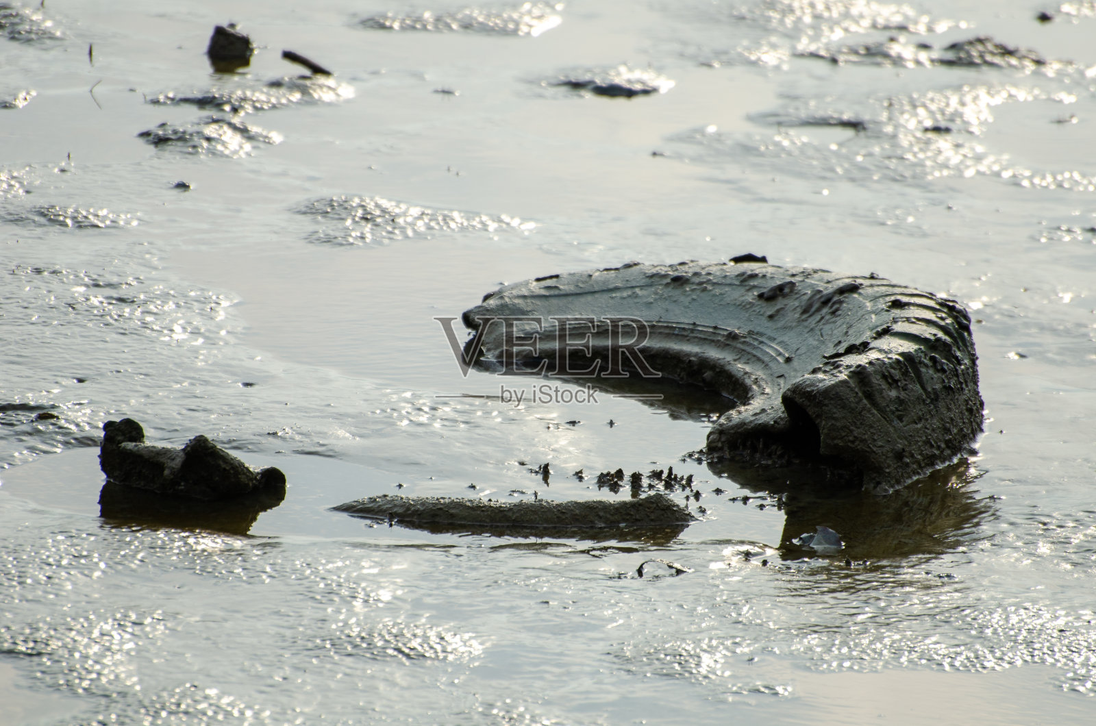 旧汽车轮胎在泥里照片摄影图片