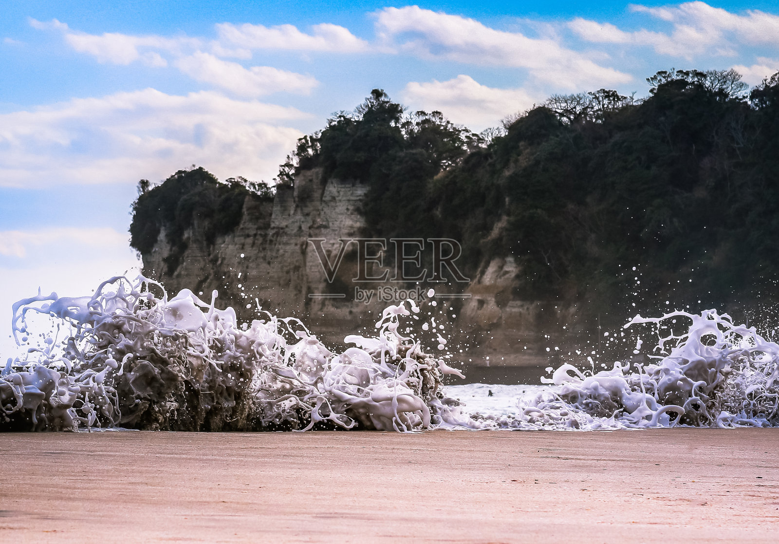 海洋在沙滩上创造的沙怪。照片摄影图片