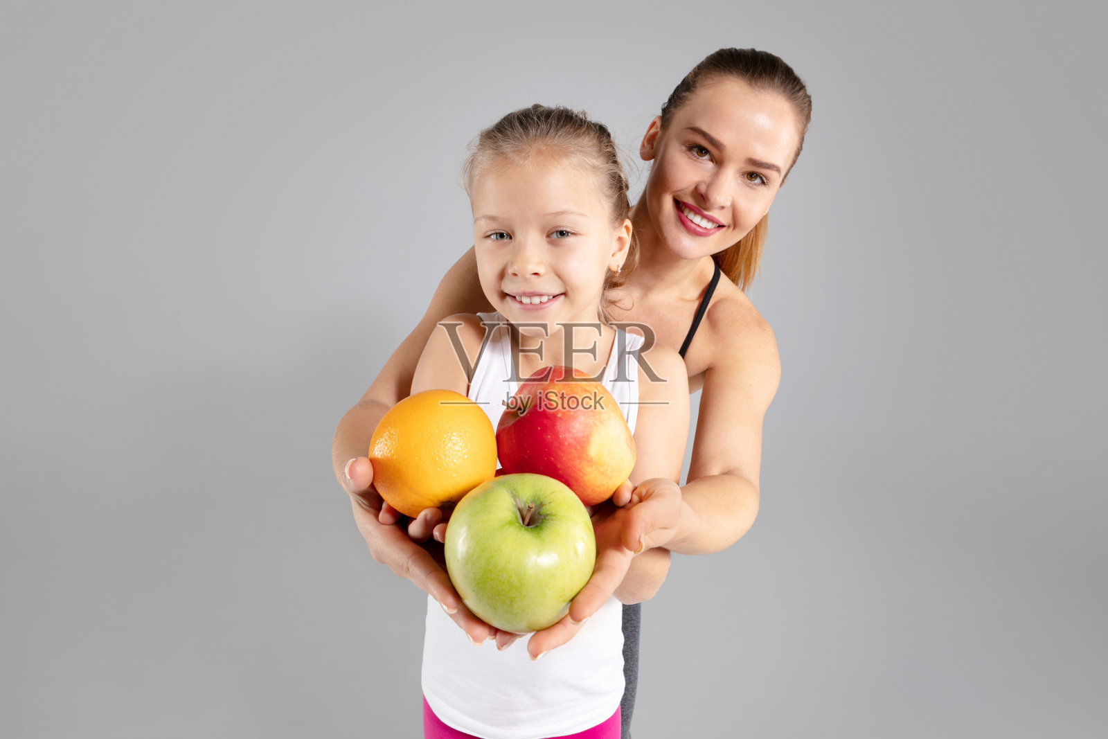 美丽的女人和她的小女儿带着新鲜的水果照片摄影图片