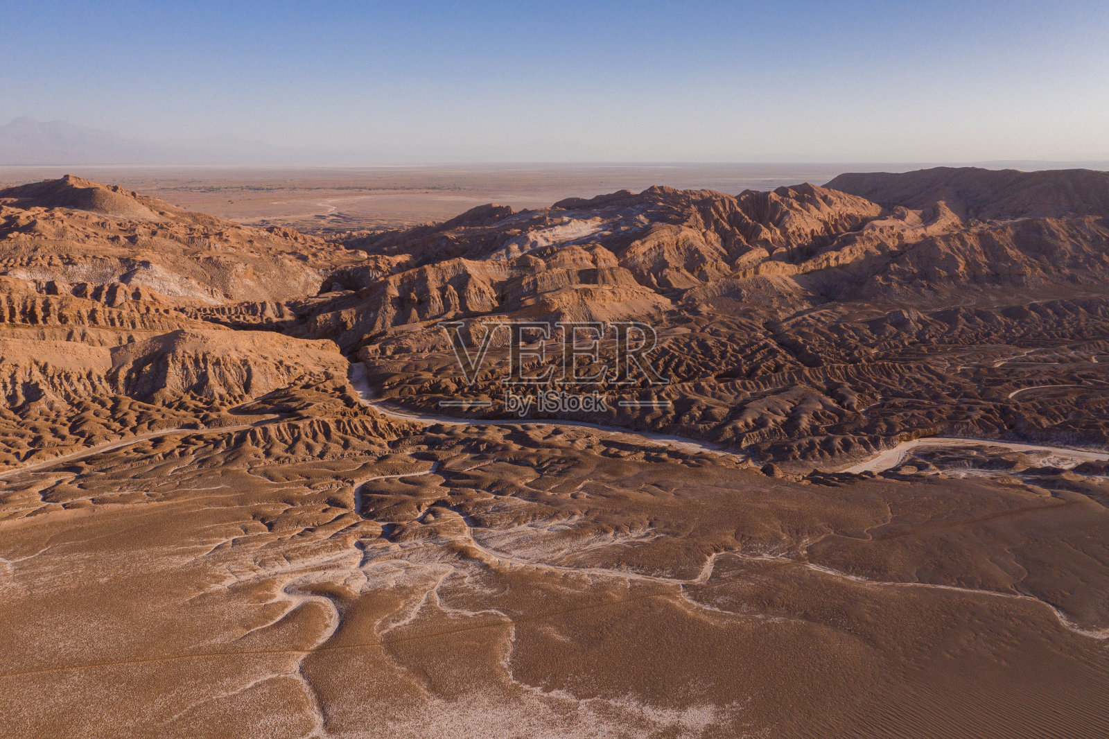 空中安第斯山脉和23号公路-米斯康提泻湖和红岩照片摄影图片