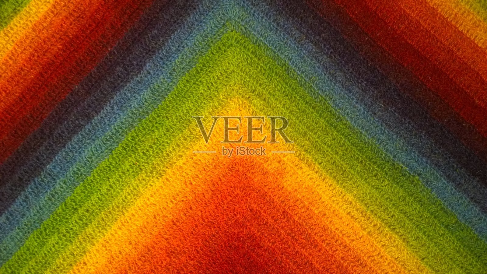 从彩虹的颜色梯度多彩的背景:酒红色，深红色，橙色，黄色，绿色，经典的蓝色，紫色，蓝莓。美丽的几何学。条纹和对角线。副本的空间。照片摄影图片