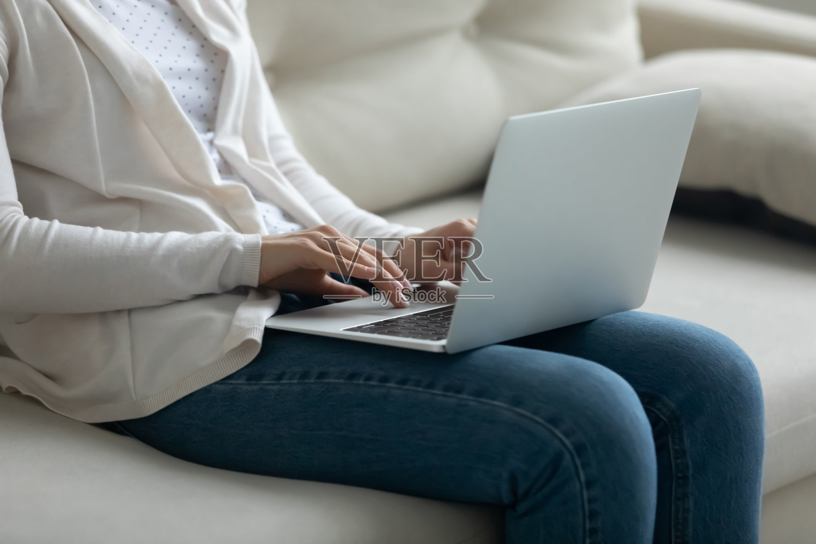女人在家里使用现代笔记本电脑的特写照片摄影图片