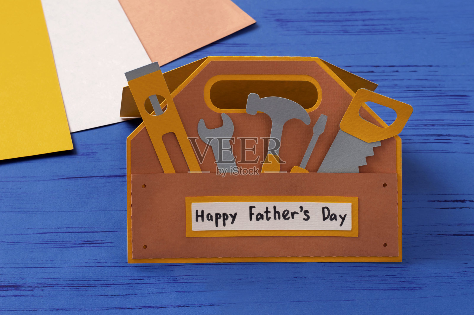 孩子为父亲节制作卡片。步骤12照片摄影图片