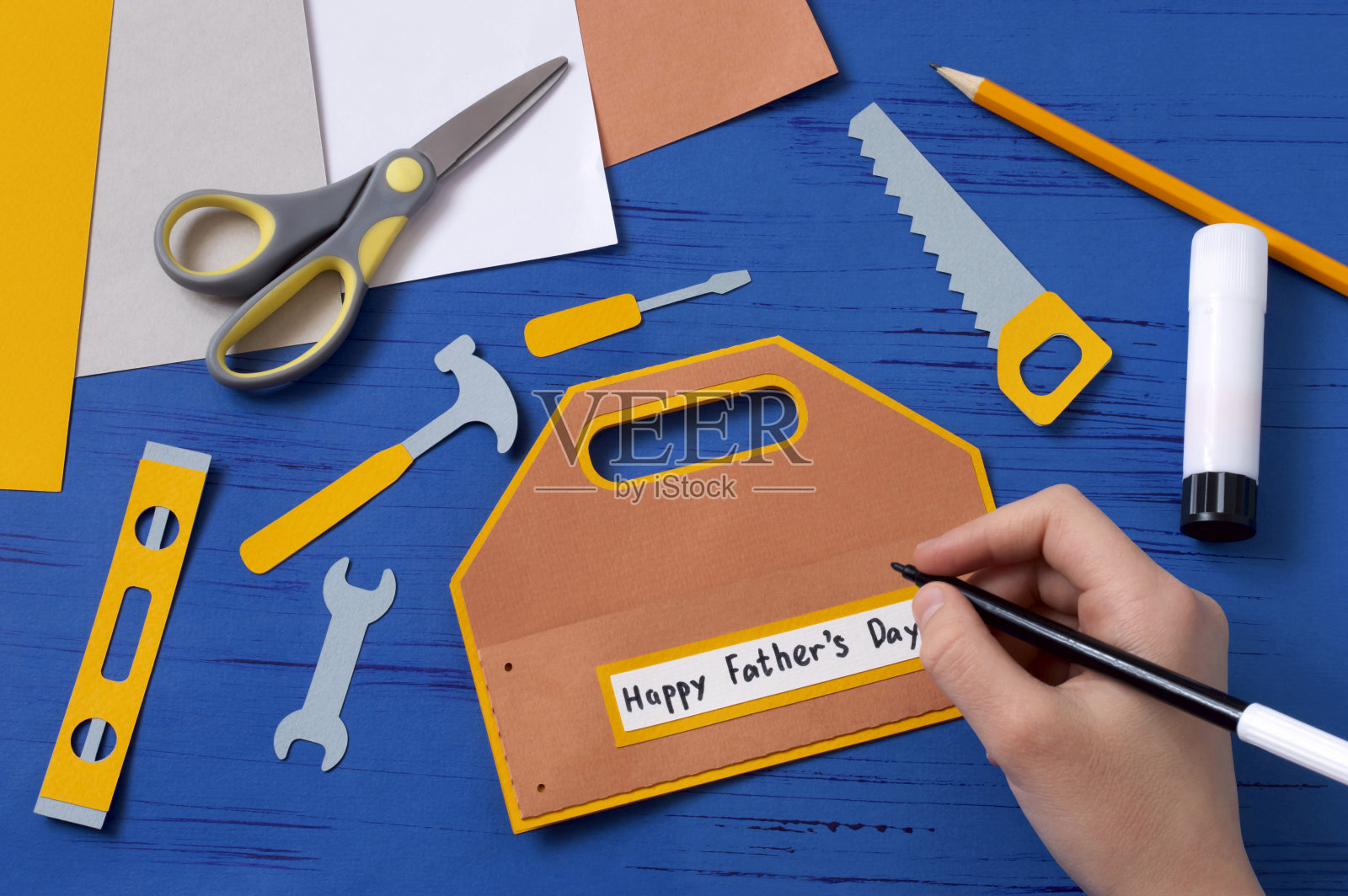 孩子为父亲节制作卡片。步骤9照片摄影图片