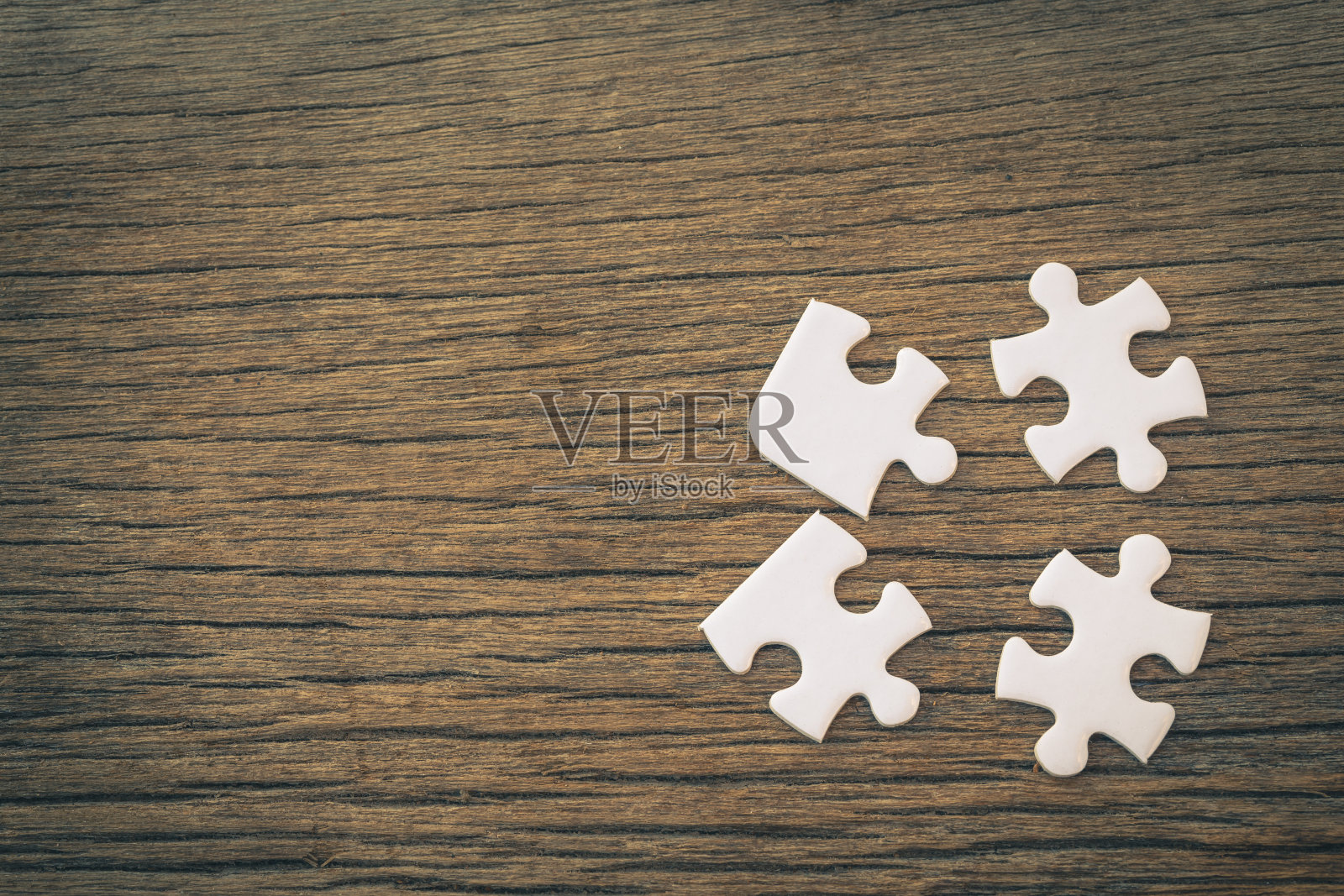 白色的拼图躺在一个木制的背景细节物体艺术照片摄影图片