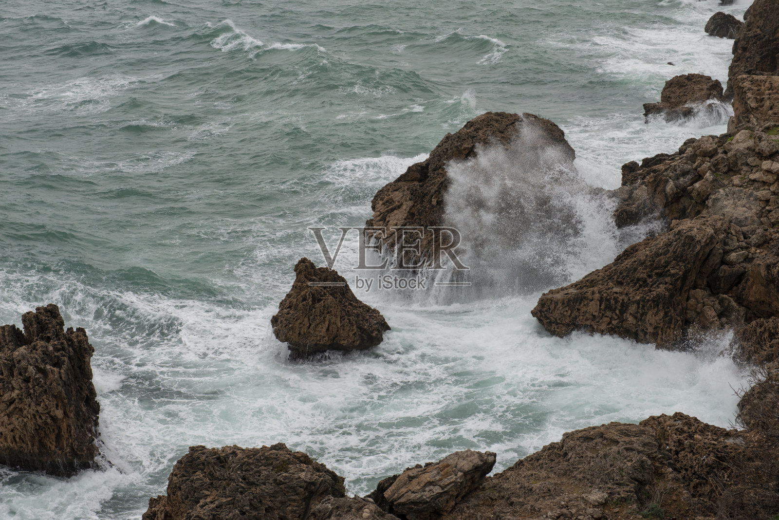 岩石，大海和波浪照片摄影图片