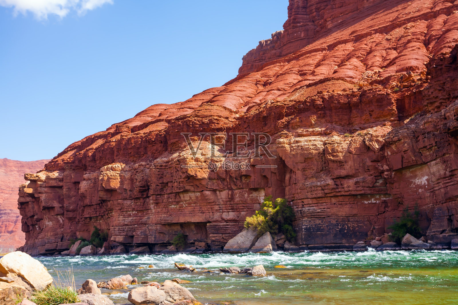 暴风雨的宽的河照片摄影图片