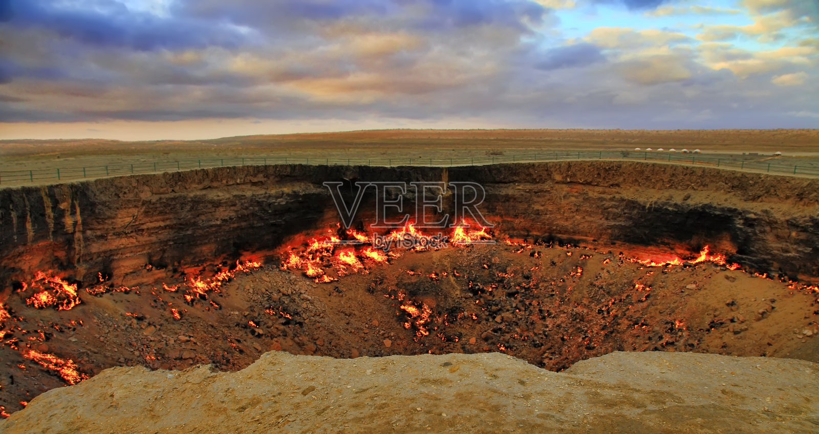 卡拉库姆沙漠。土库曼斯坦。Darvaza。燃烧着的气体火山口叫做"地狱之门"达瓦扎是世界上十个最不寻常的地方之一。这一地区天然气蕴藏量丰富。照片摄影图片