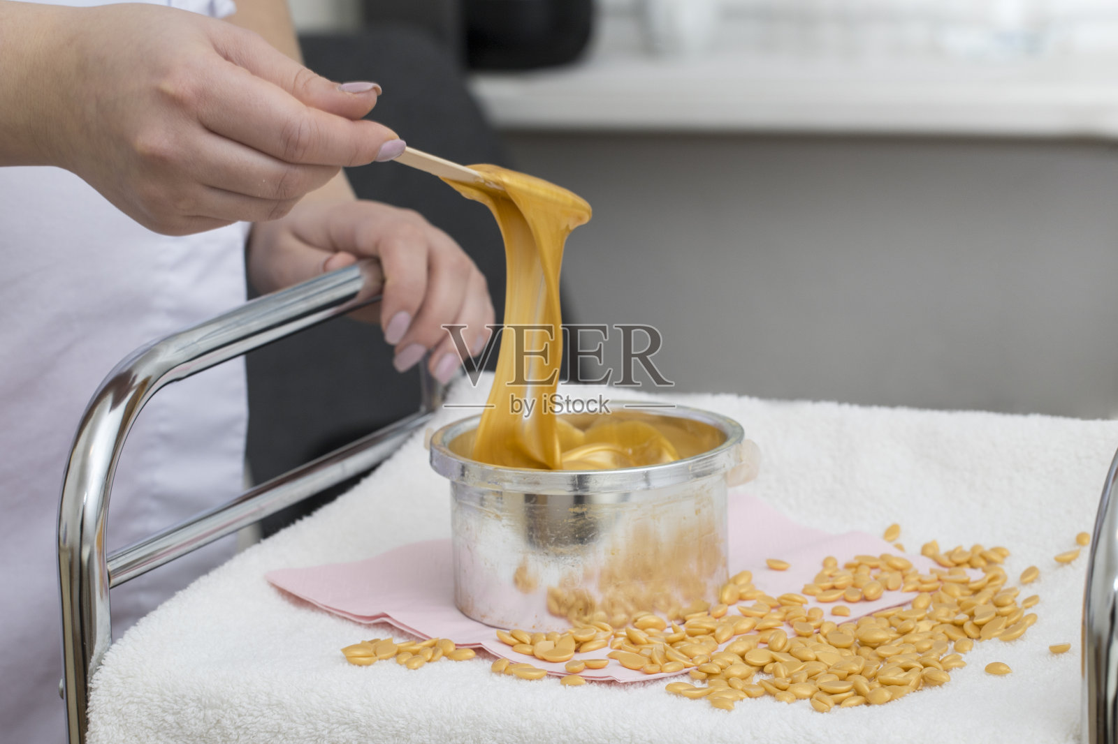 美容程序液体金蜡脱毛美丽过程美容师柜照片摄影图片