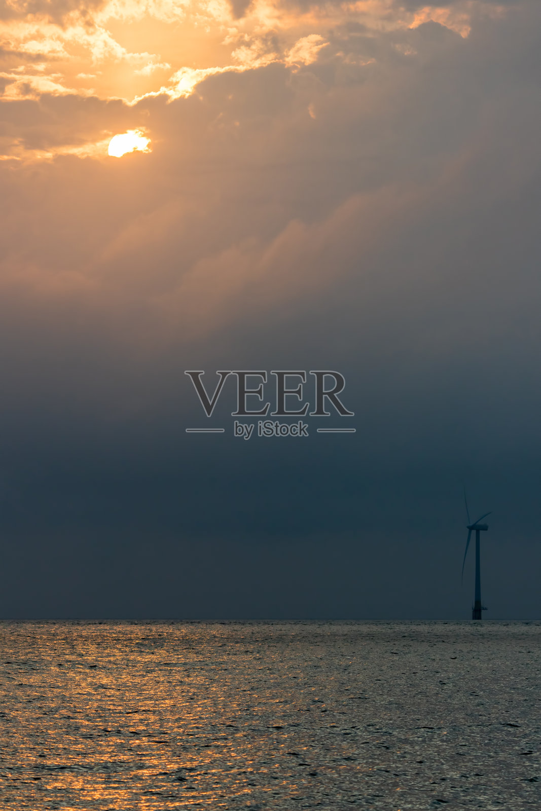 对抗气候变化。孤立的海上风力涡轮机。全球变暖。照片摄影图片