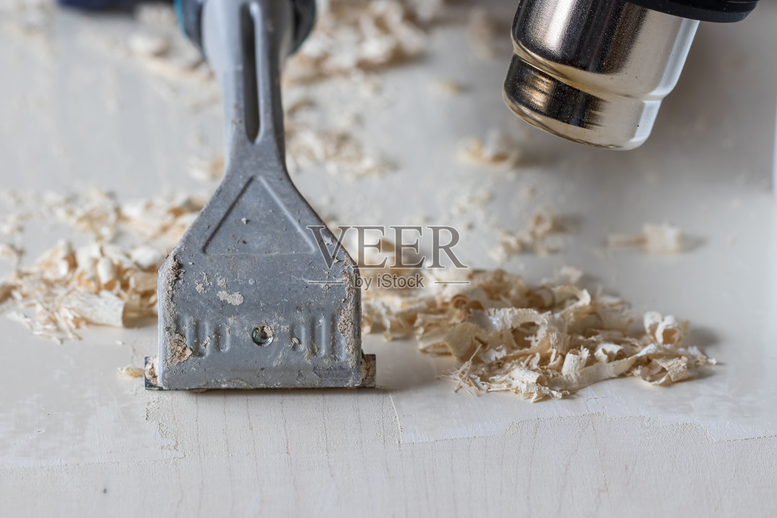 用热风枪把木头上的油漆刮掉。DIY特写图片。照片摄影图片