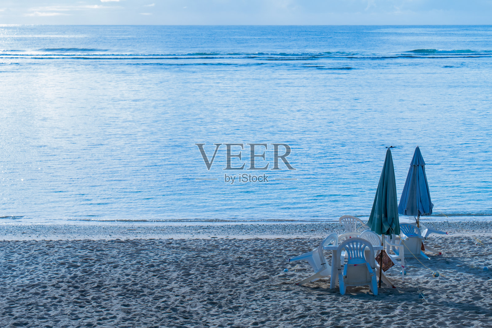 吉野海滩是受欢迎的海滩，在那里可以浮潜在宫古岛，冲绳，日本。这是一个500米长的海滩，珊瑚接近海岸线。照片摄影图片