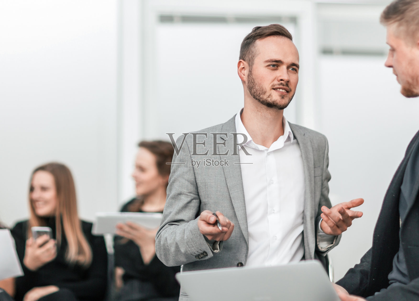 严肃的年轻商人在讨论商业问题照片摄影图片