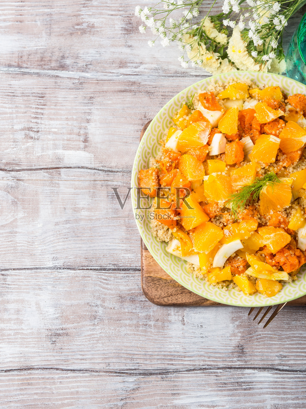 藜麦碗，南瓜，茴香，橙子照片摄影图片