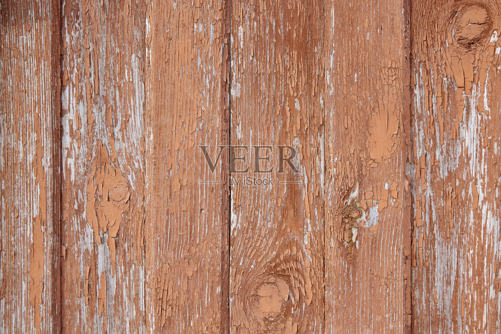 褪色的木板有腐蚀。把木门上的几块木板擦干净没有油漆的旧天然木板。木制背景，复制空间照片摄影图片