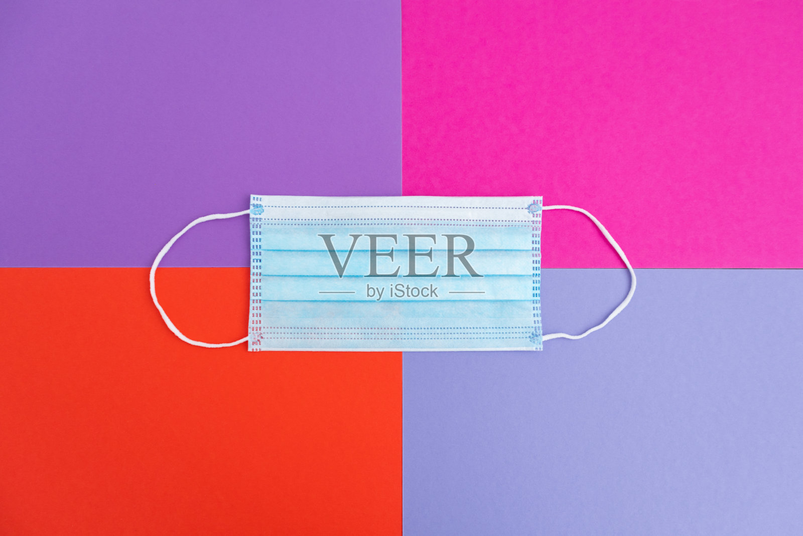 手术口罩的彩色背景。照片摄影图片