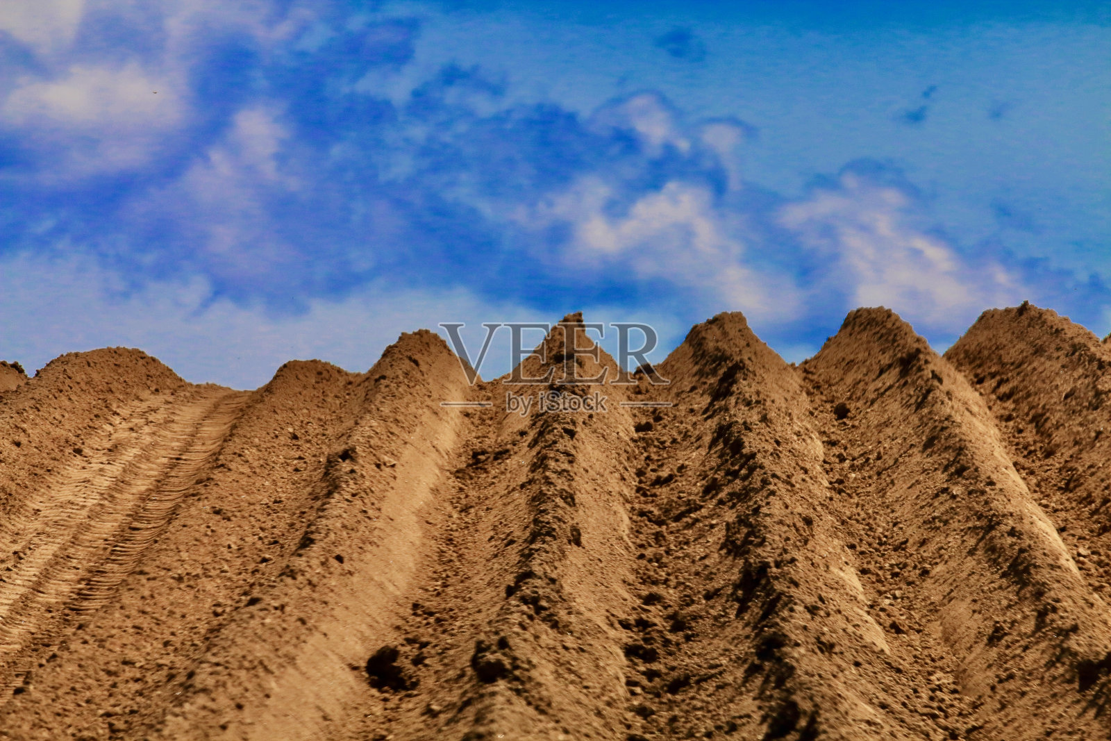 田野里的山脊照片摄影图片