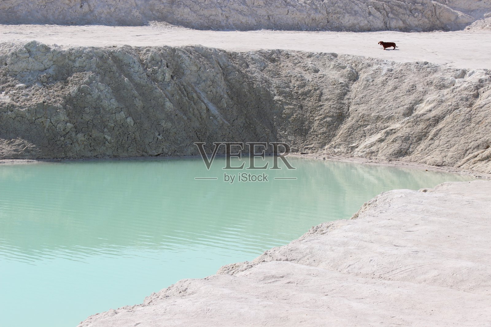 粘土开采。美丽的白色粘土背景。蓝色的水。照片摄影图片