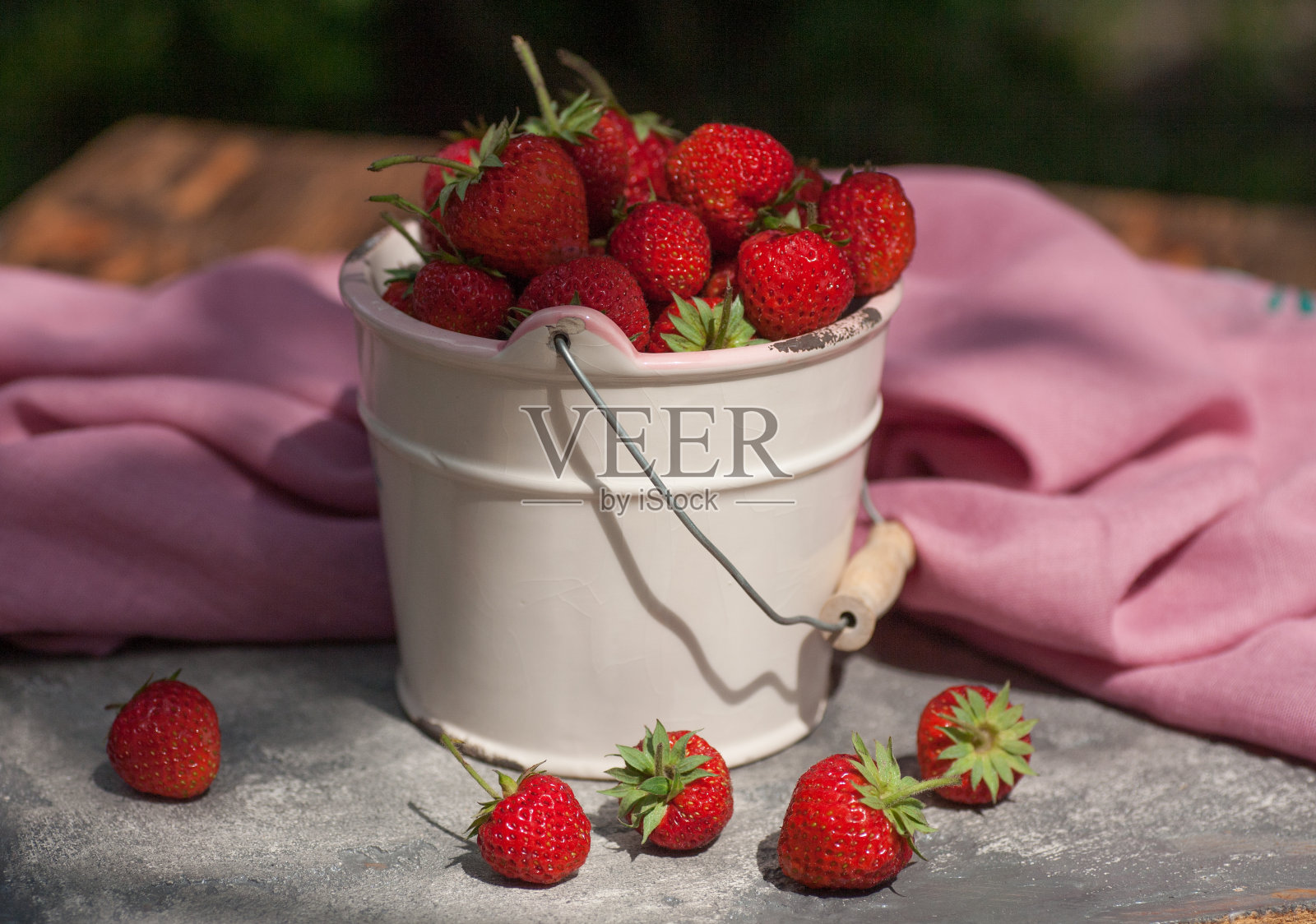 白色碗里装着红色的草莓照片摄影图片