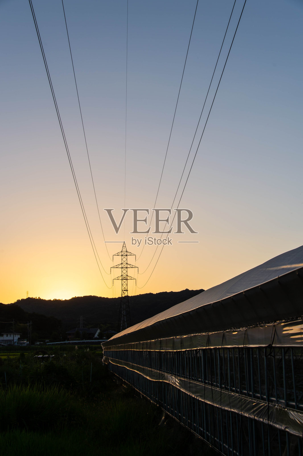 日落，铁塔，电线，温室照片摄影图片