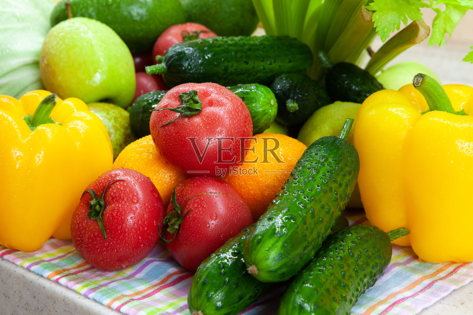 在隔离期间，从杂货店购买水果和蔬菜后清洗是必要的措施，关闭。大流行期间的安全概念、预防措施、再保险照片摄影图片