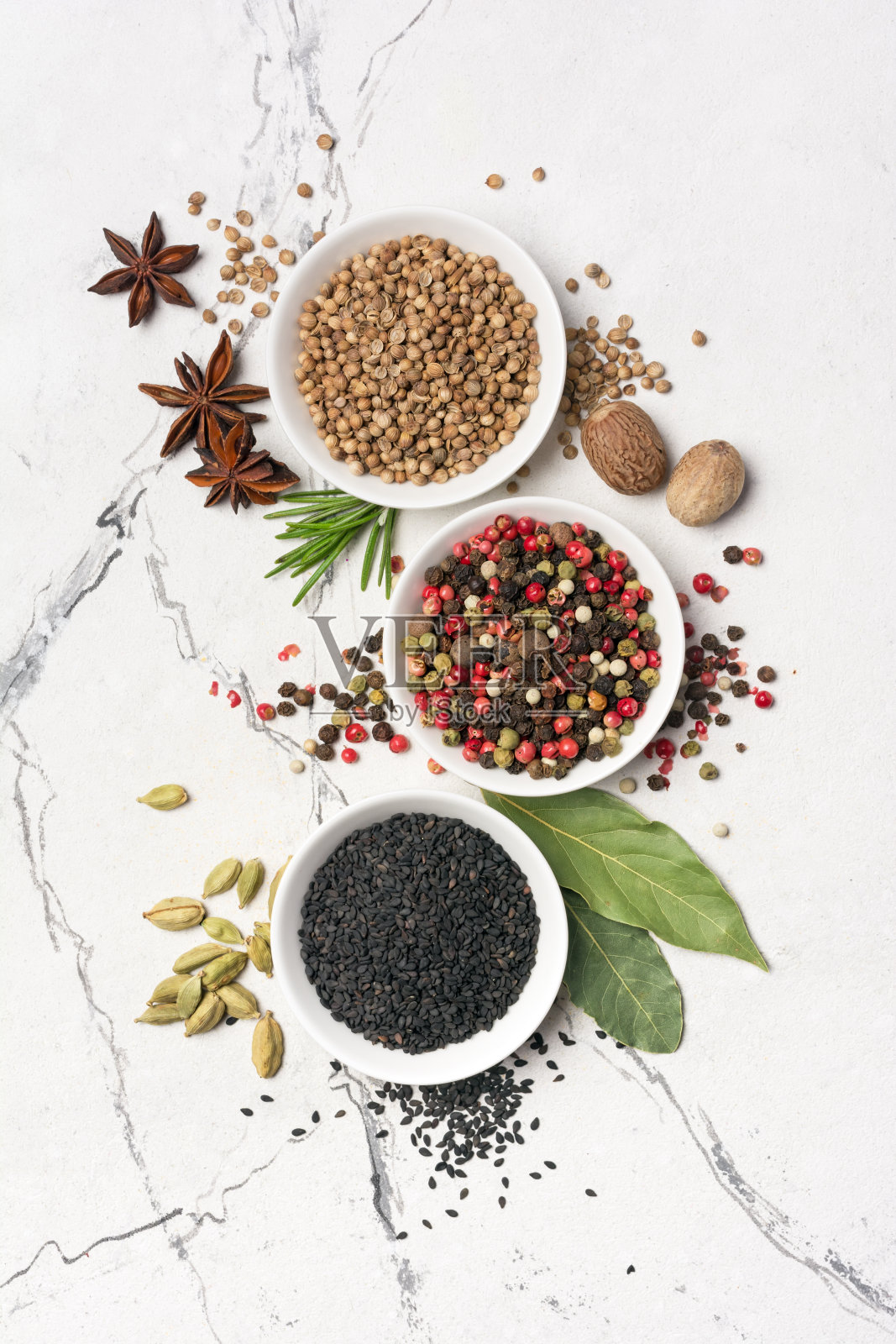 俯视图混合明亮的香料和香草在小碗照片摄影图片