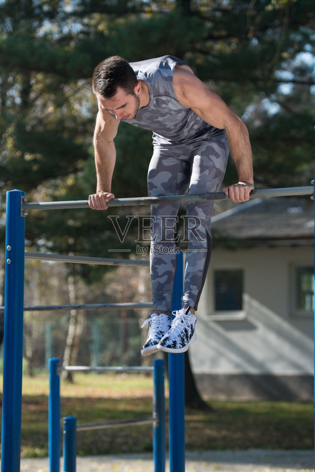 带着低杆的运动员训练照片摄影图片
