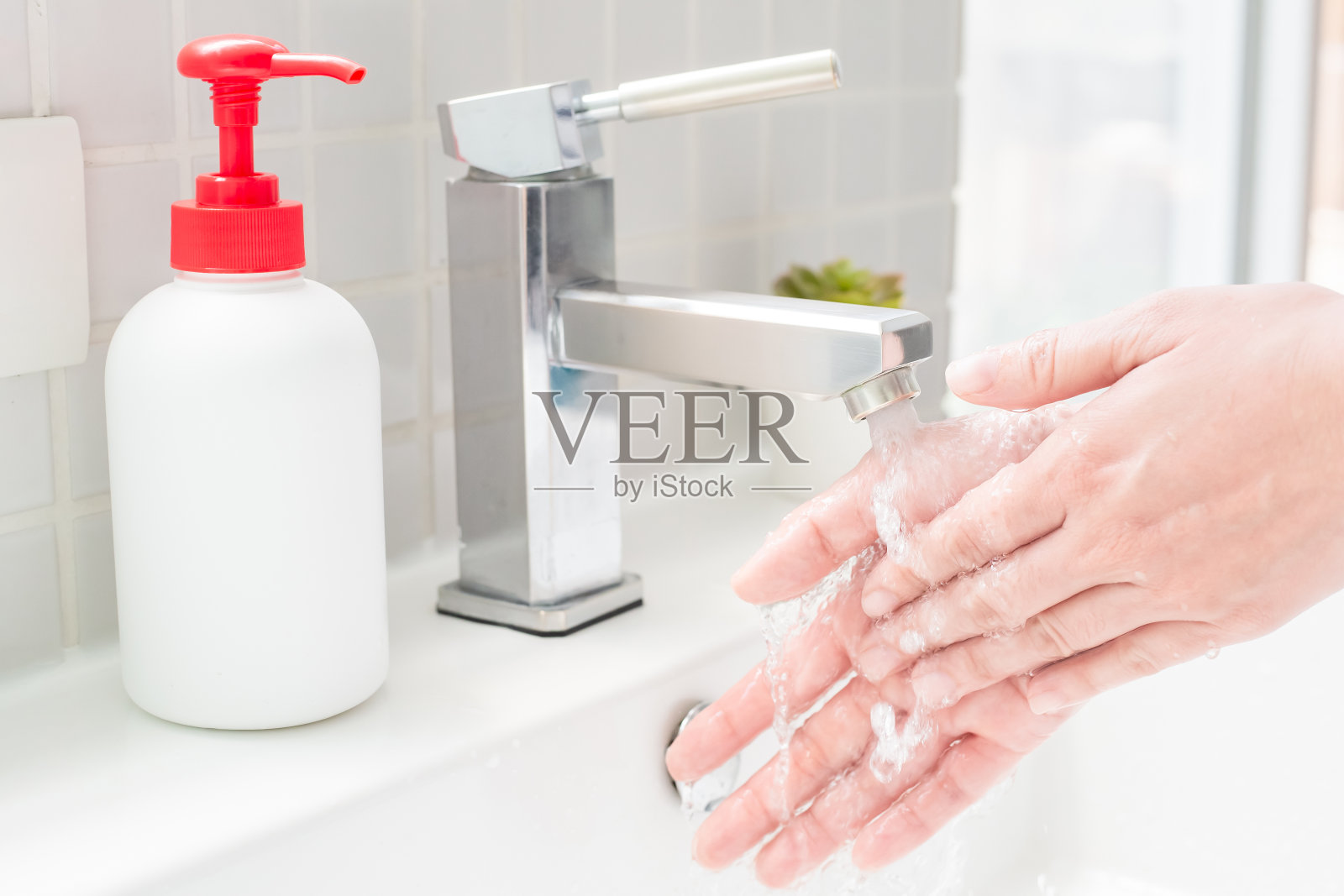 勤洗手，预防covid-19照片摄影图片