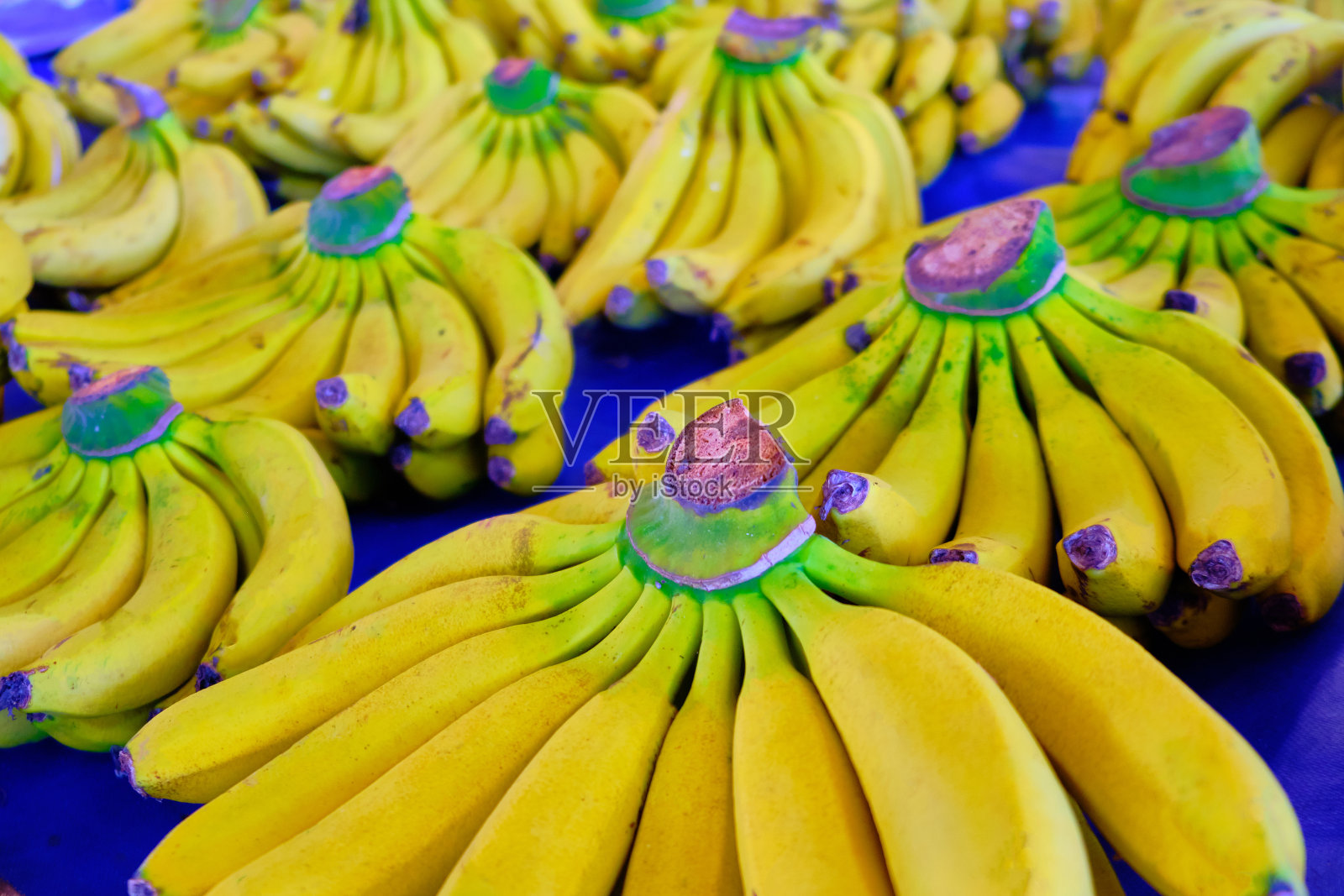 市场柜台上的几串香蕉照片摄影图片