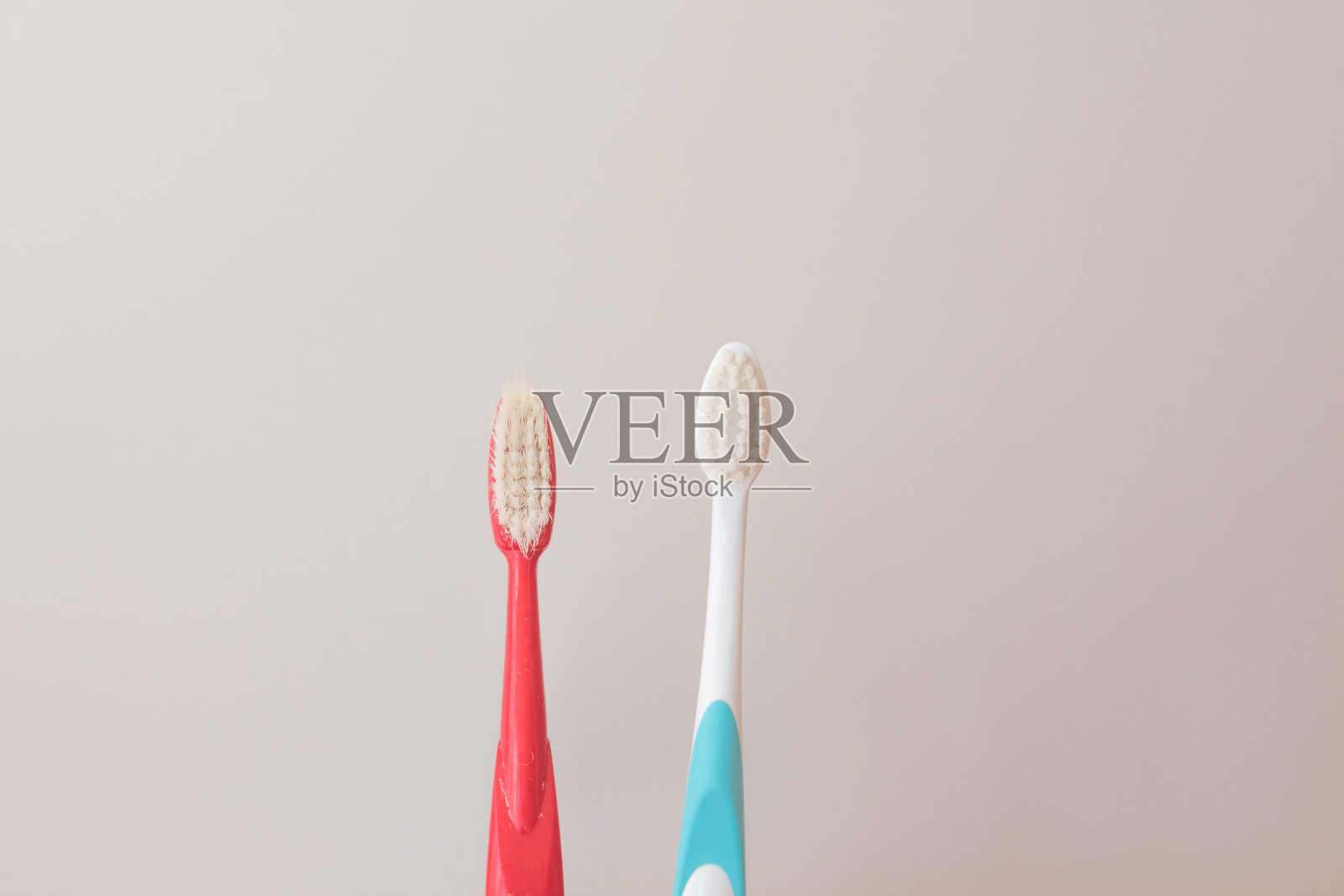 灰色背景上的红色和蓝色牙刷。新旧牙刷。口腔卫生的概念。文本复制空间照片摄影图片
