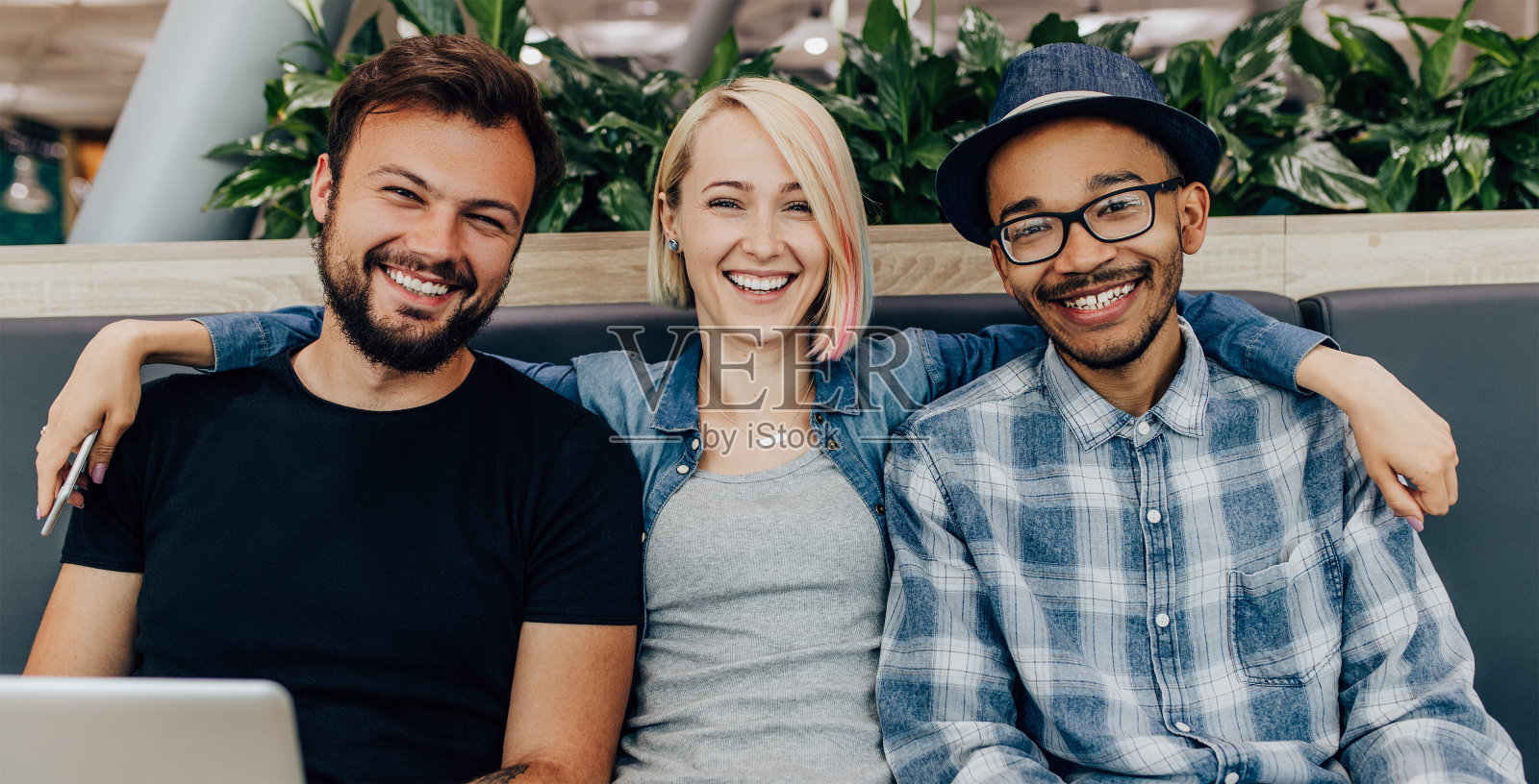 快乐的年轻朋友看着相机照片摄影图片