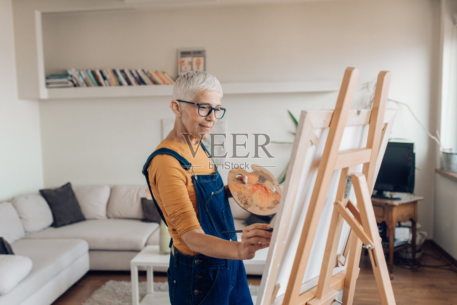 成熟的艺术家享受绘画照片摄影图片